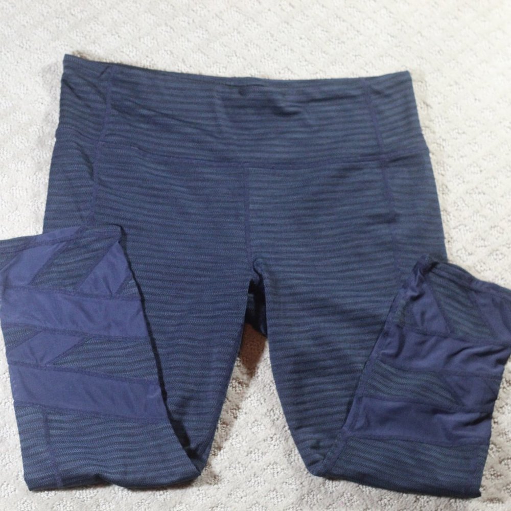 Athleta  Women's Large Petite Textured Navy Cropped Yoga Pants